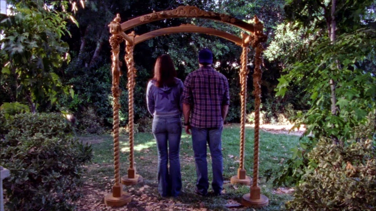 Red-Light-on-the-Wedding-Night-Gilmore-Girls-Chuppah